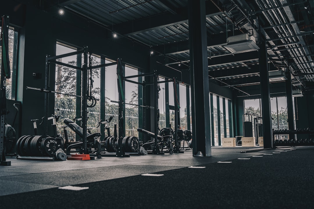 Salle de sport équipée avec appareils professionnels et matériel spécialisé