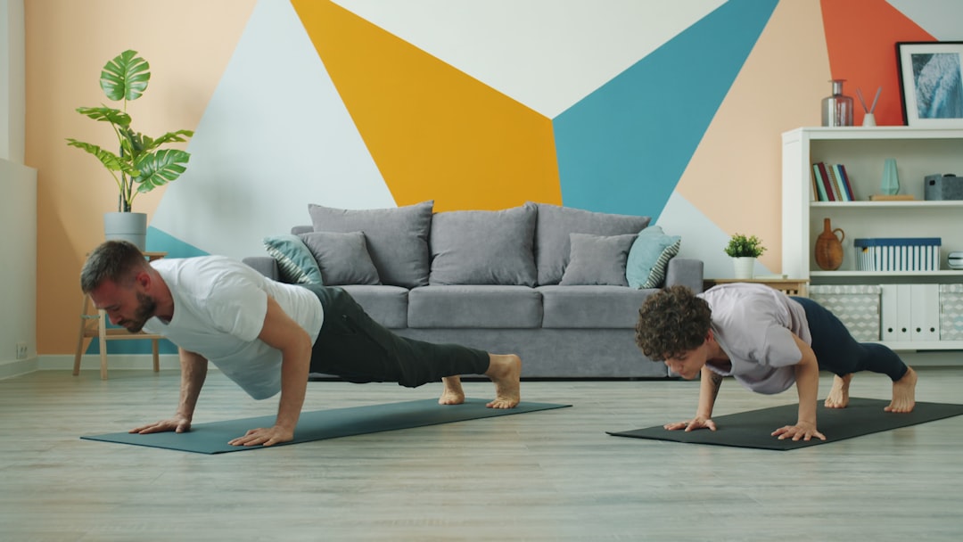 Séance d'entraînement à domicile avec équipements minimalistes